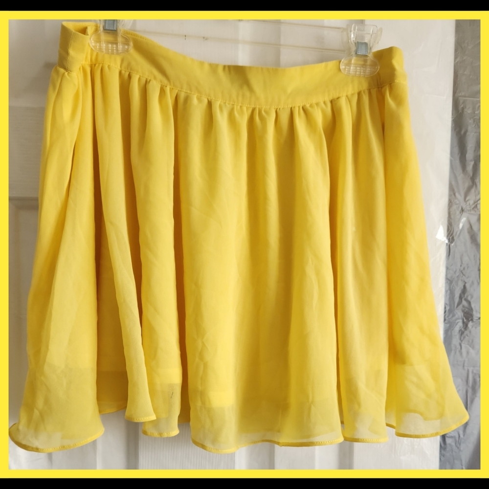 Forever 21 -Mini Skirts In Yellow (with inner lining）